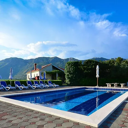 Nature Retreat - Three Bedroom With Pool Willa Gruda